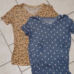 SOURCE UNKNOWN Womens Size M Leopard and Star Print T-Shirts